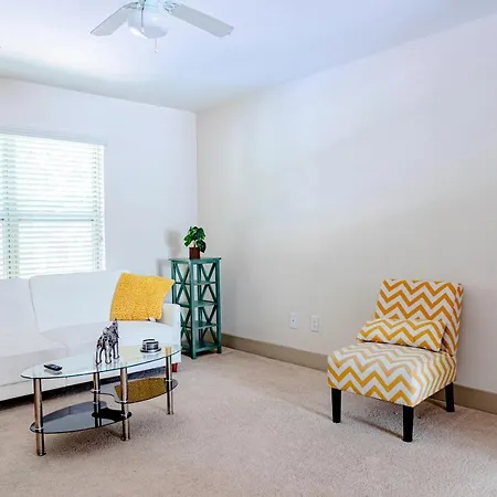 Cozy Townhouse In The Heart Of The City!